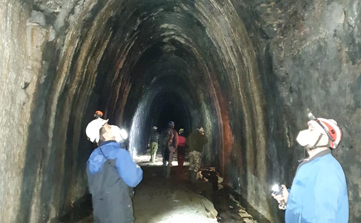 Los técnicos inspeccionan el Túnel de Herreros.