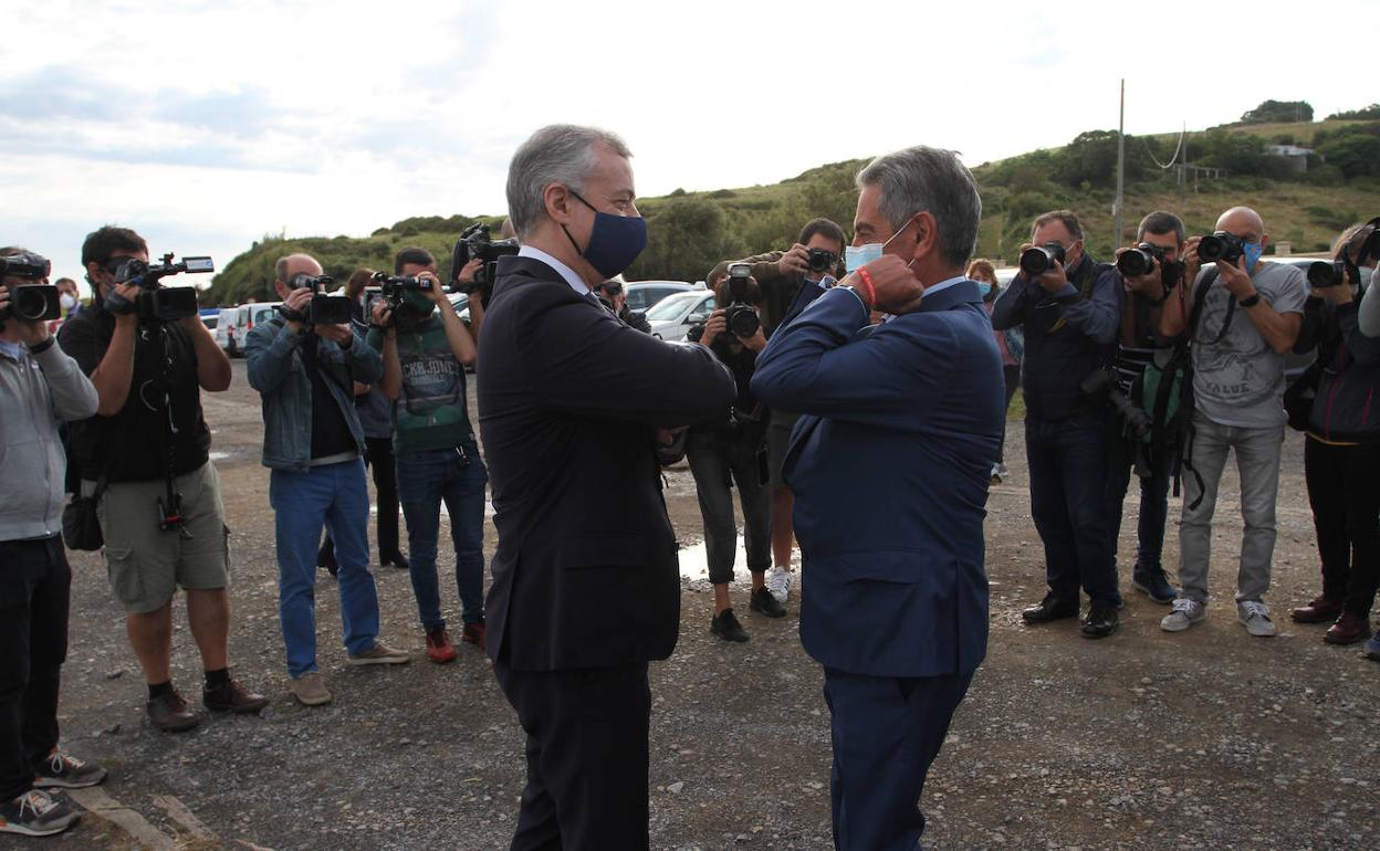 Revilla y Urkullu el pasado 19 de junio cuando se abrió el tránsito entre las dos comunidades