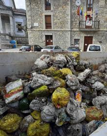 Imagen secundaria 2 - 1.500 kilos de basura en una cueva de Ruesga