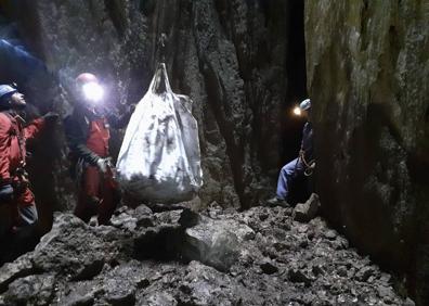 Imagen secundaria 1 - 1.500 kilos de basura en una cueva de Ruesga