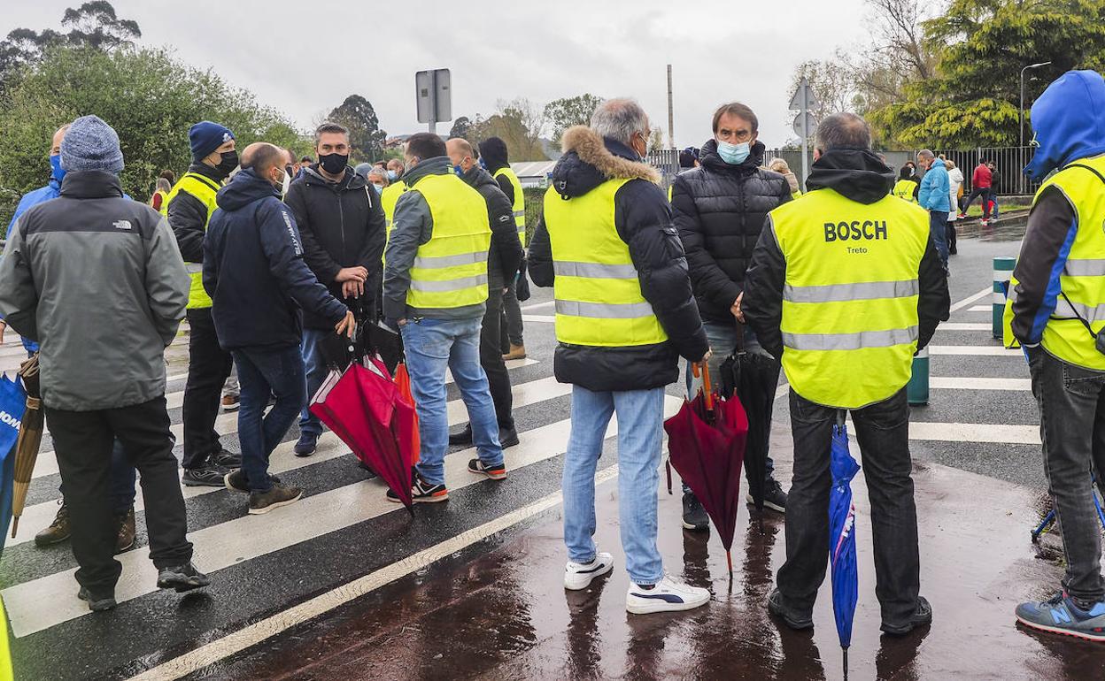 Los trabajadores durante el segundo día de huelga en la plata de SEG en Treto