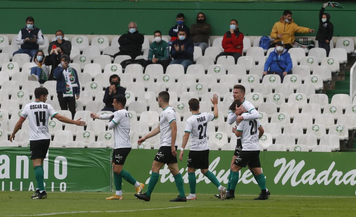 Los jugadores celebran un gol con algunos de los aficionados del equipo en las gradas. 