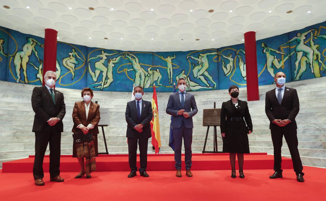 Presidentes de Cantabria (y dos esposas de los que no están) en el acto conmemorativo Desde la izquierda: José Joaquín Martínez Sieso, Carmen Gómez, Miguel Ángel Revilla, Pablo Zuloaga, Rosa Inés García e Ignacio Diego.