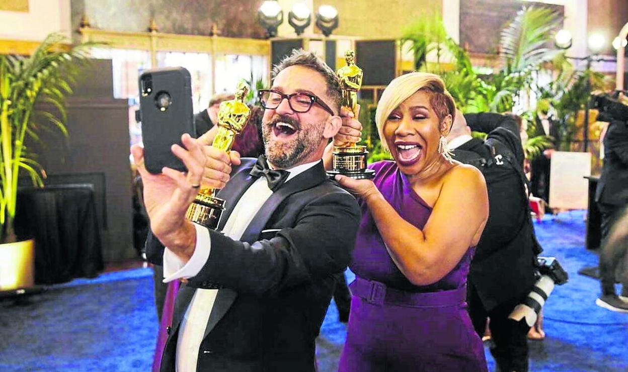 Sergio López-Rivera haciendo un selfi con su compañera Jamika Wilson tras recibir el premio Oscar en la categoría de mejor maquillaje y peluquería.