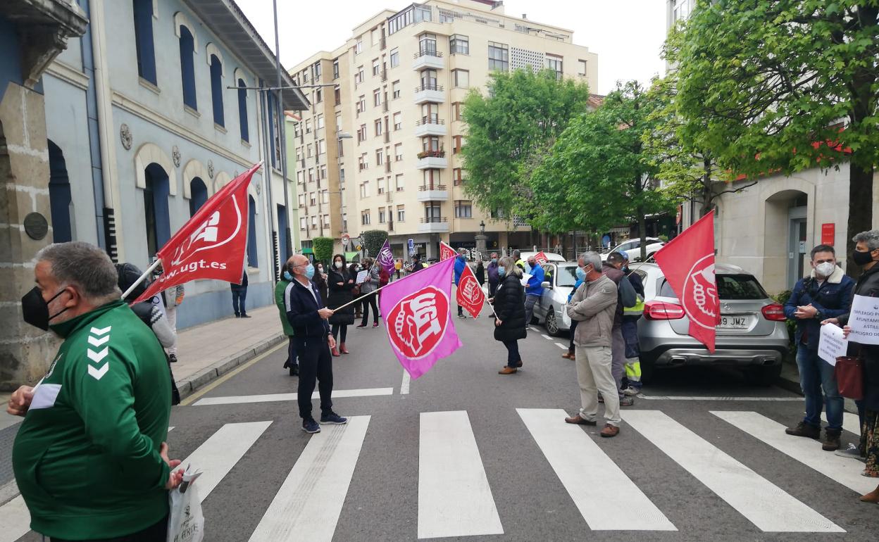 Un momento de la concentración de esta mañana frente al Ayuntamiento de EL Astillero. 