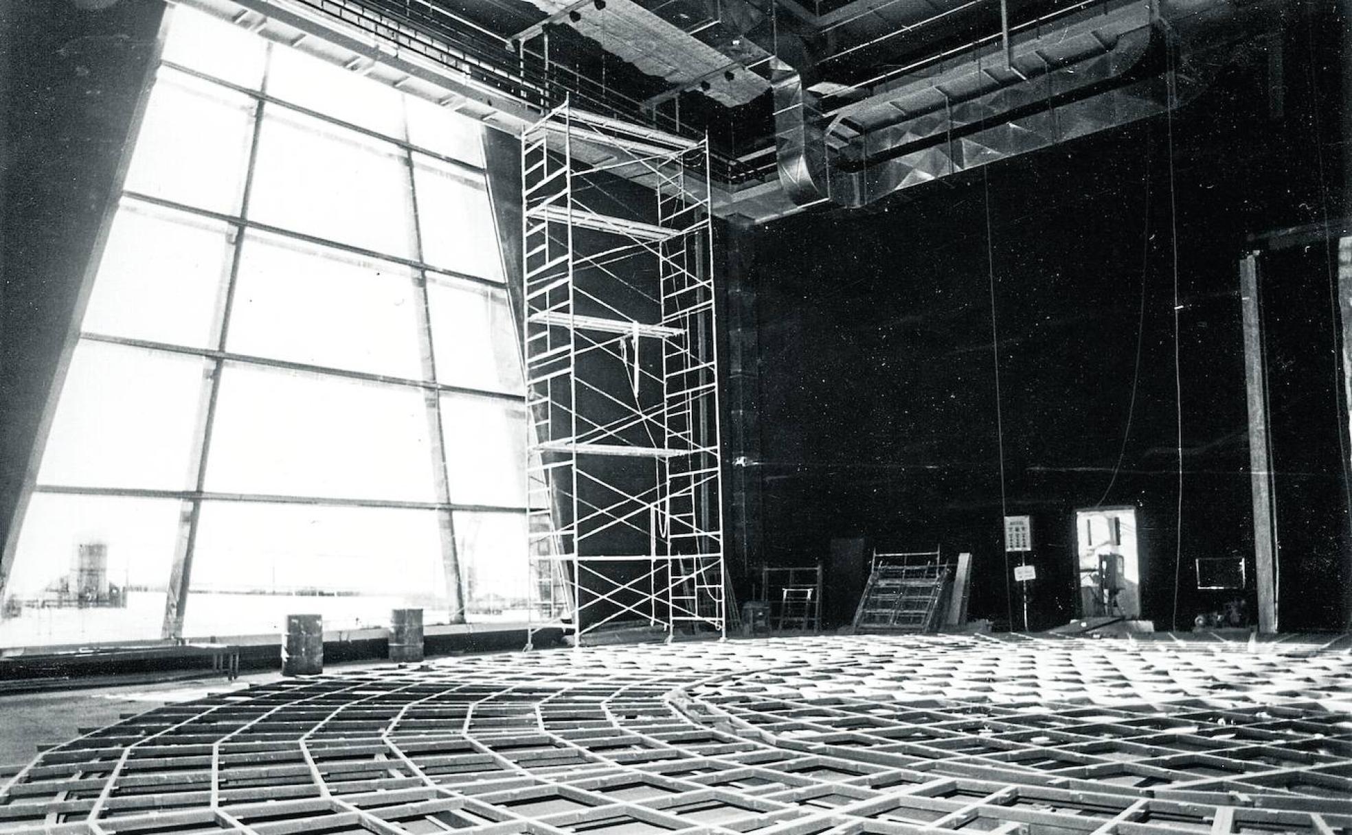 Vista de la construcción del gran trapecio de la Sala Argenta en 1990