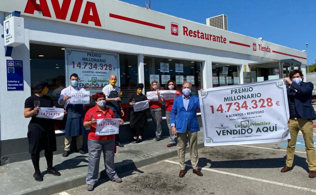 Empleados de la gasolinera que ha dado el premio celebran la suerte del afortunado anónimo por ahora