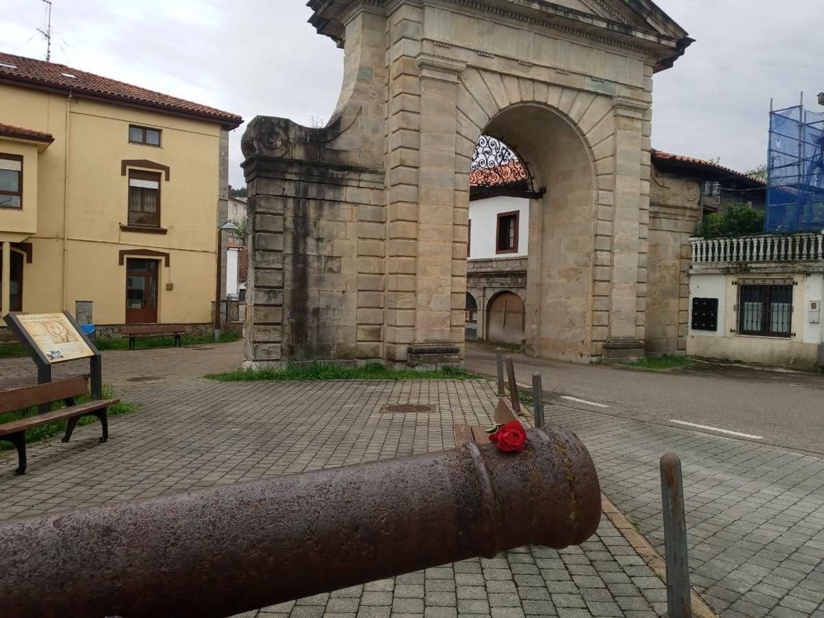 La Lecheruca de Renedo de Piélagos, con sus flores reivindicativas.