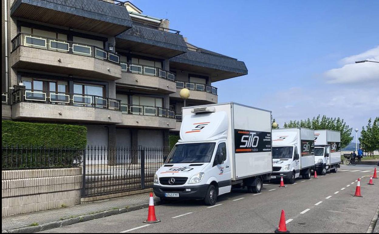 Varios camiones de una empresa de mudanzas permanecían ayer aparcados frente al edificio Tenis de Laredo.