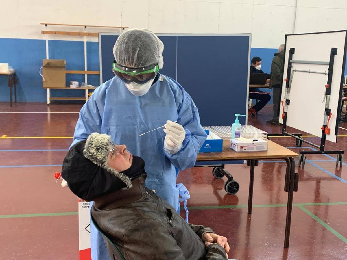 Algunos de los primeros vecinos en acudir al polideportivo para hacerse la prueba.