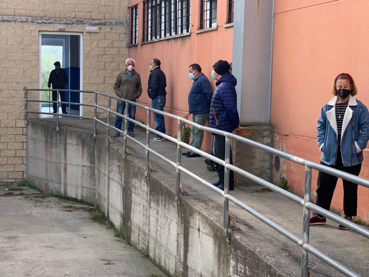 Algunos de los primeros vecinos en acudir al polideportivo para hacerse la prueba.