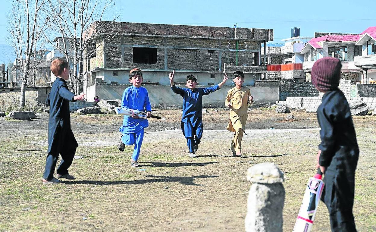 Varios niños juegan en el terreno que ocupaba el edificio donde vivían Osama Bin Laden y su familia en Abbottabad (Pakistán).