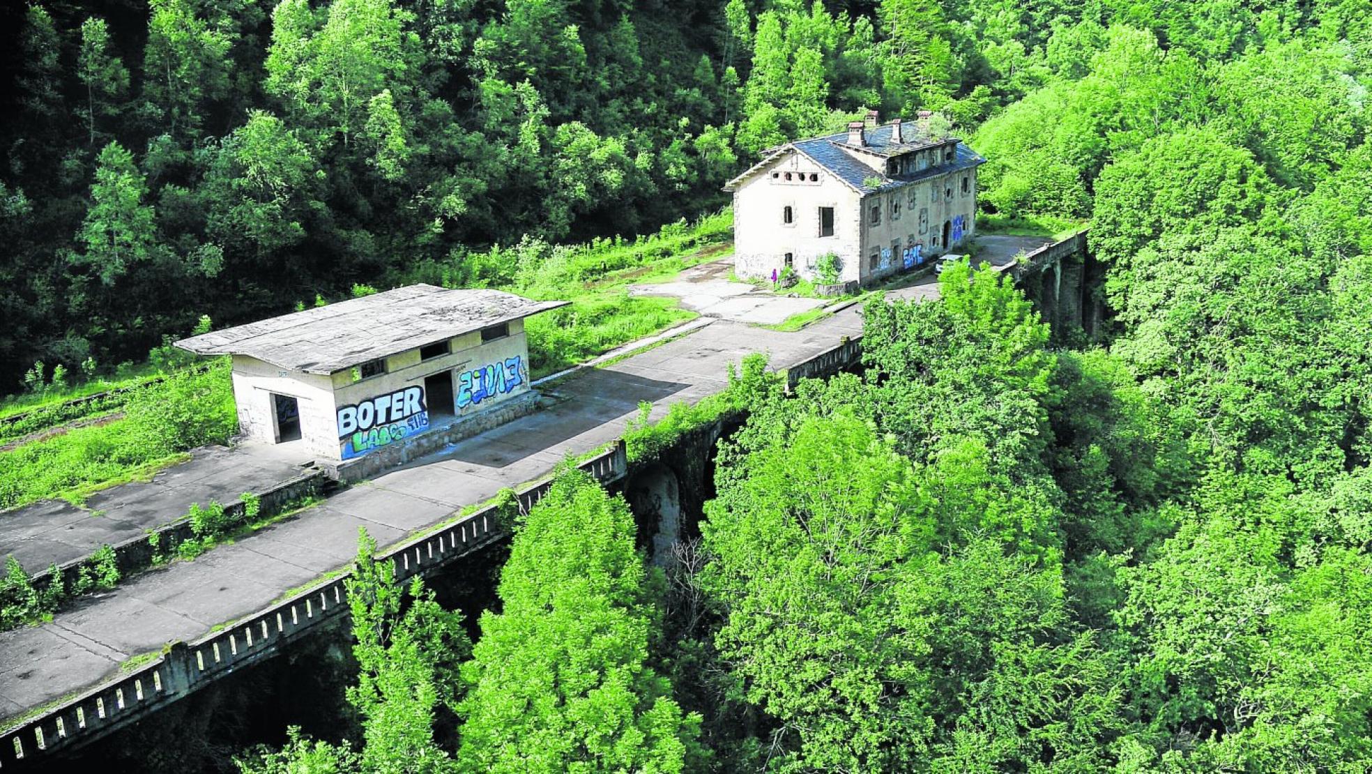 Nave de mercancías, la primera construcción que se recuperará para uso turístico, y edificio de viajeros sobre la plataforma que sustenta la estación de Yera.