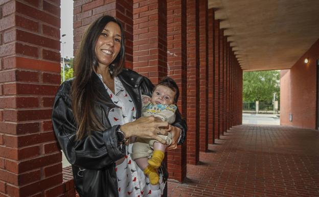 Blanca Revuelta con su hijo Lucas, nacido el pasado 13 de marzo, en brazos. 