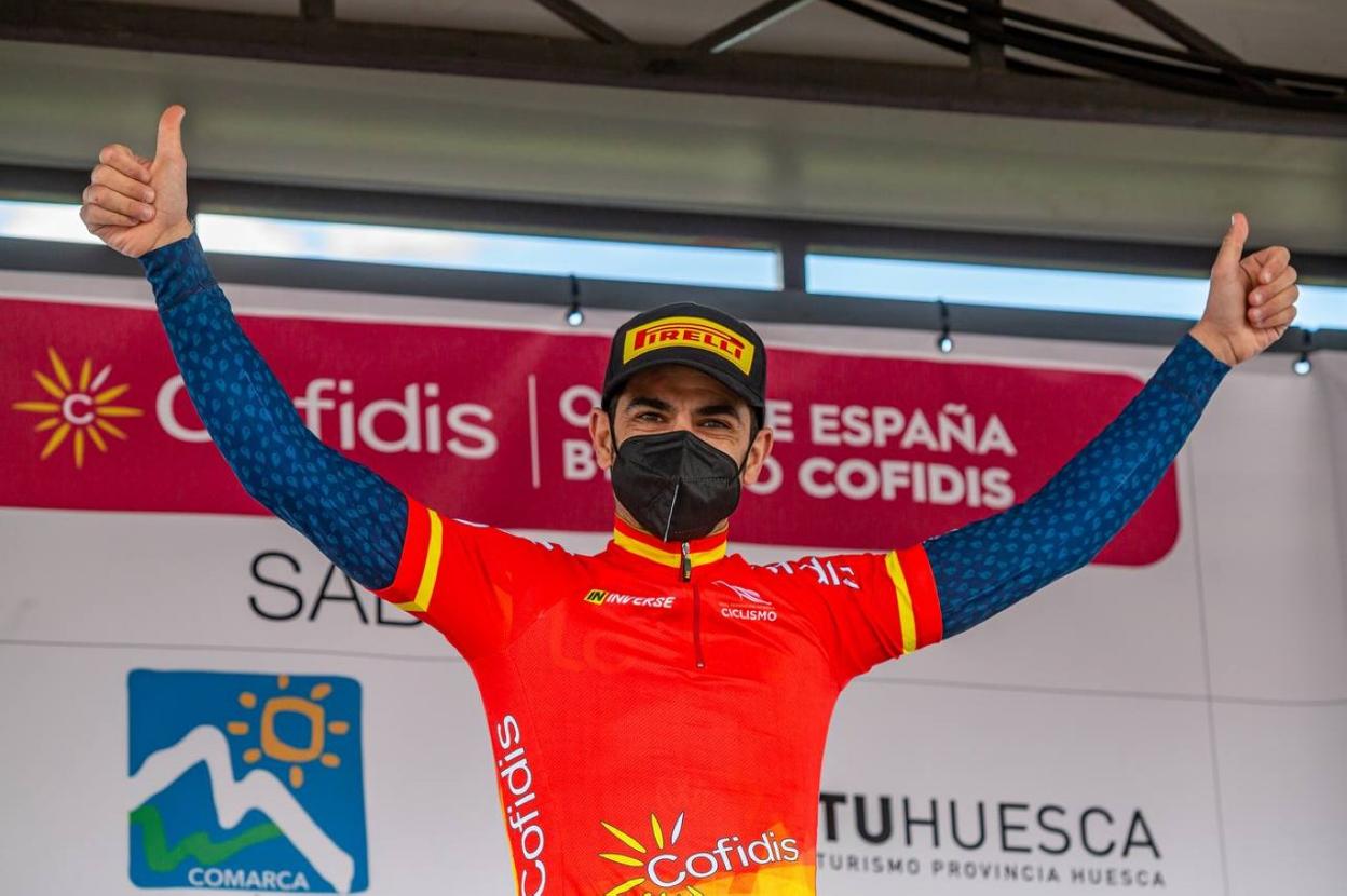 Ismael Esteban posa en el podio con el maillot de líder. 