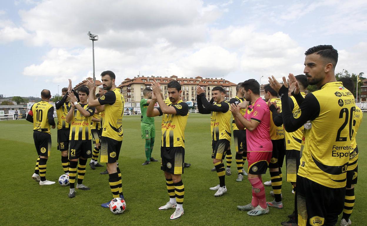 Los futbolistas del Cayón saludan antes de comenzar el partido ante el Escobedo.