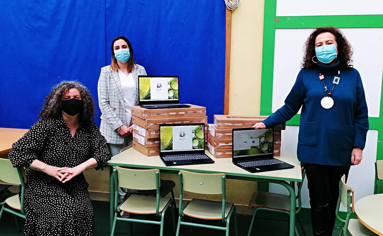 La alcaldesa y la concejala de Educación hacen entrega de los ordenadores al centro educativo. 