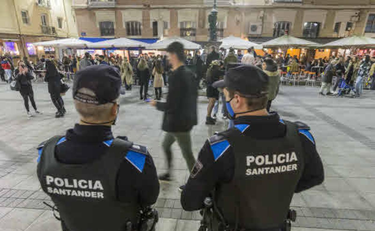 Policía en la Plaza de Cañadío, de Santander, dentro de la campaña de Semana Santa para hacer cumplir las medidas 
