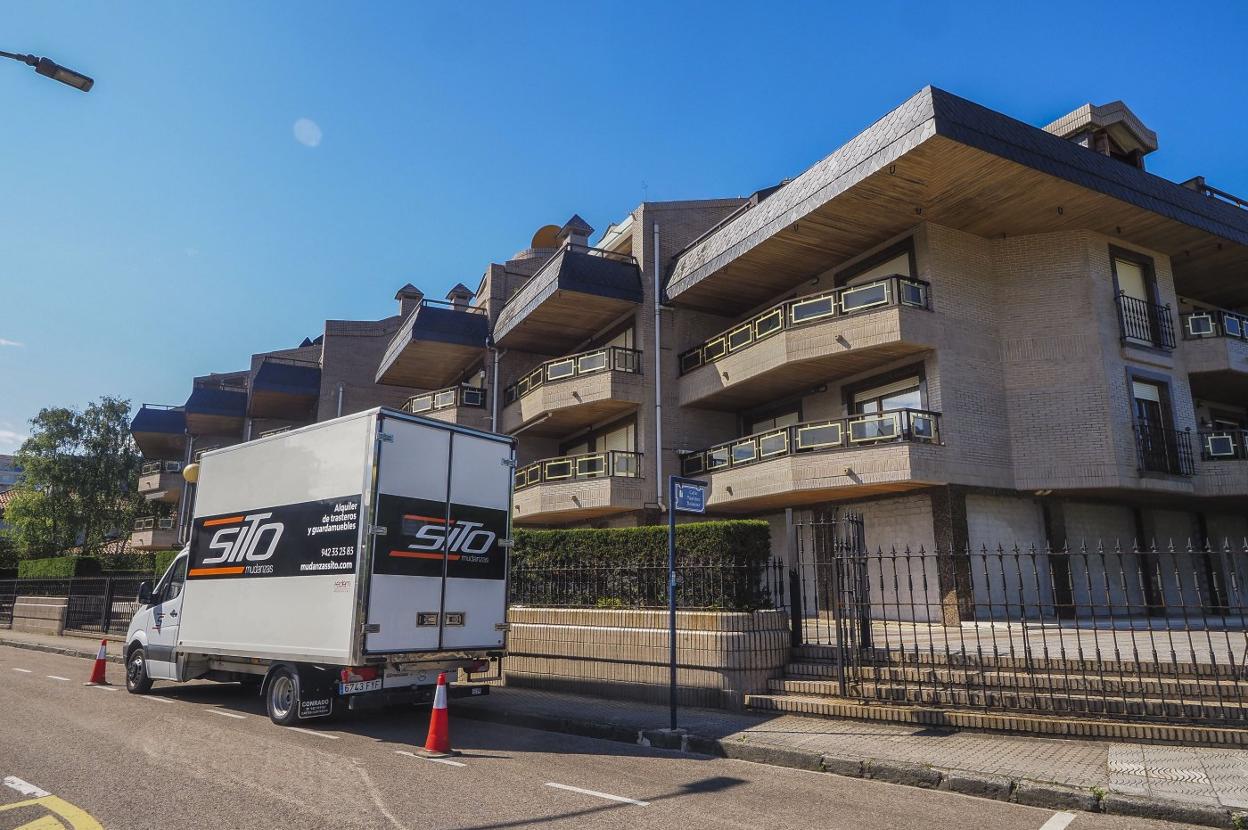 Un camión de mudanzas, aparcado este lunes delante del edificio Tenis. 