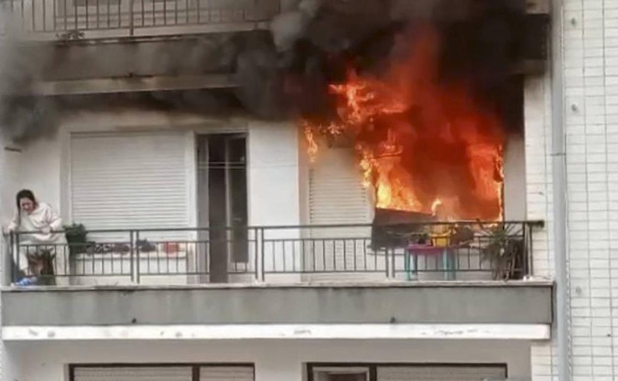 Instante del incendio del domingo en el que la mujer pide auxilio amenazada por las llamas, en una imagen difundida por los bomberos de Castro.