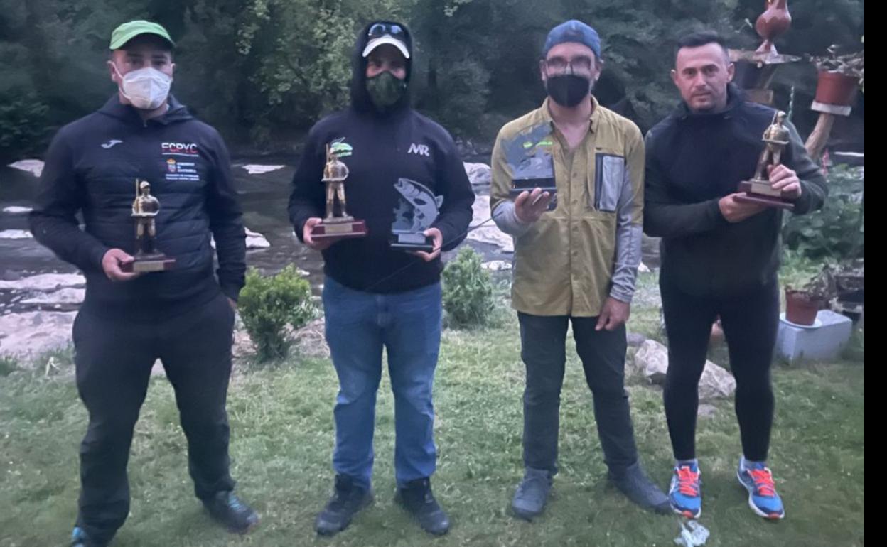 Los cuatro clasificados posan con sus trofeos. 