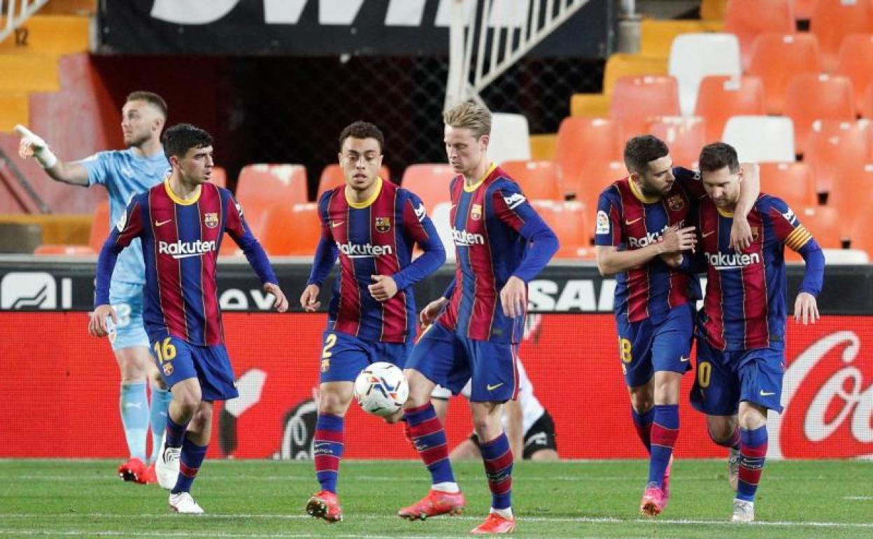 Messi y varios jugadores del Barcelona celebran un gol ante el Valencia. 