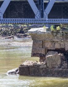 Imagen secundaria 2 - Obras Públicas comienza los trabajos para asegurar el puente sobre la ría de Solía