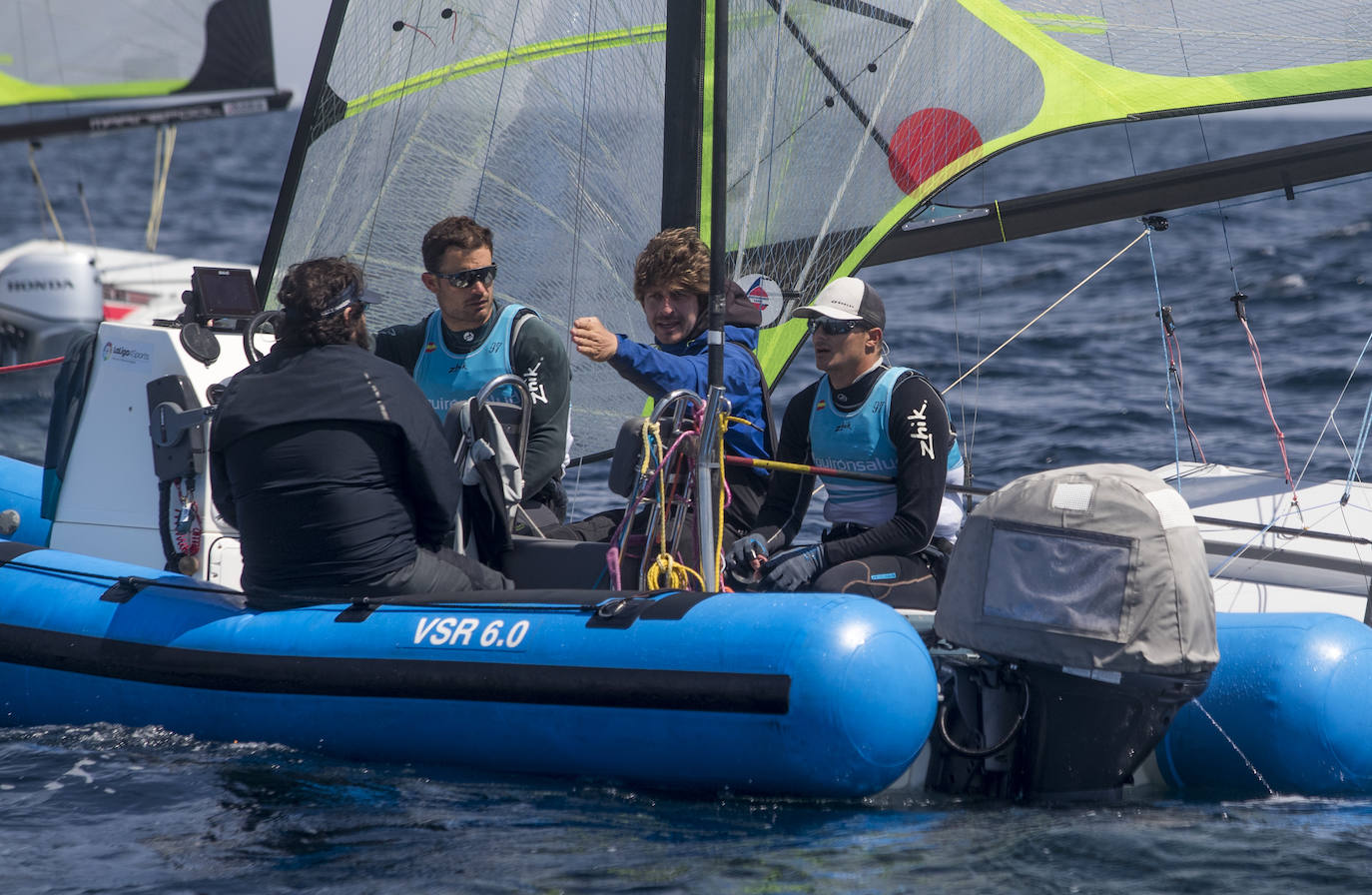 Primera jornada del test preolímpico de las clases 49er y Nacra 17 que se disputa en Santander.