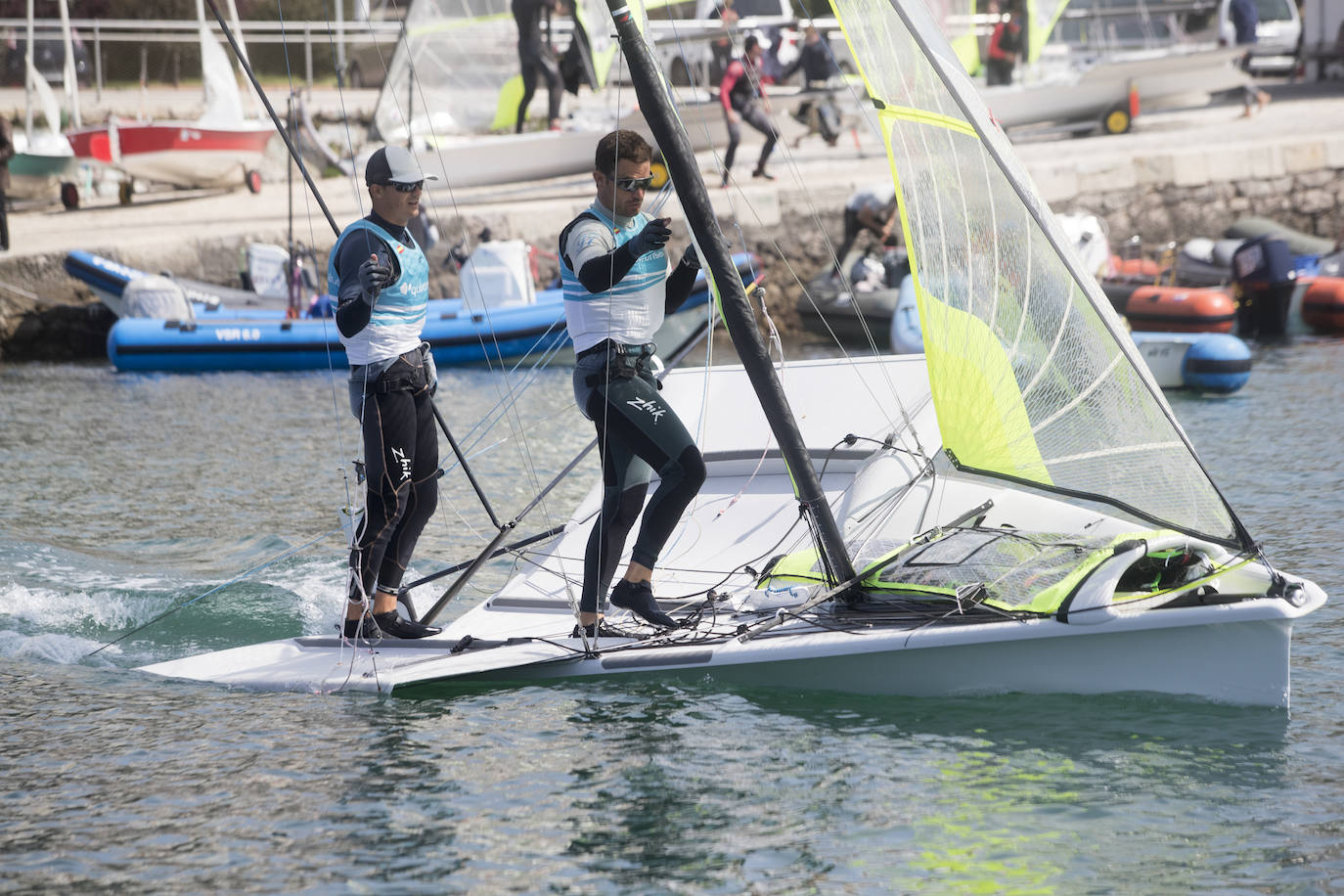 Primera jornada del test preolímpico de las clases 49er y Nacra 17 que se disputa en Santander.