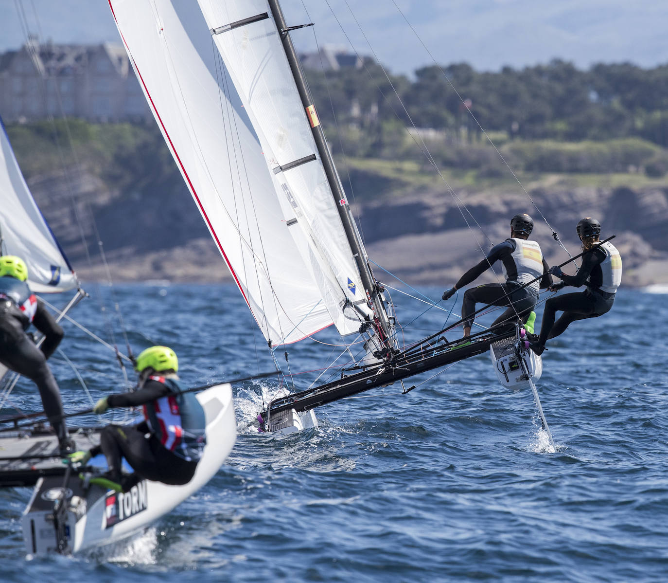 Primera jornada del test preolímpico de las clases 49er y Nacra 17 que se disputa en Santander.