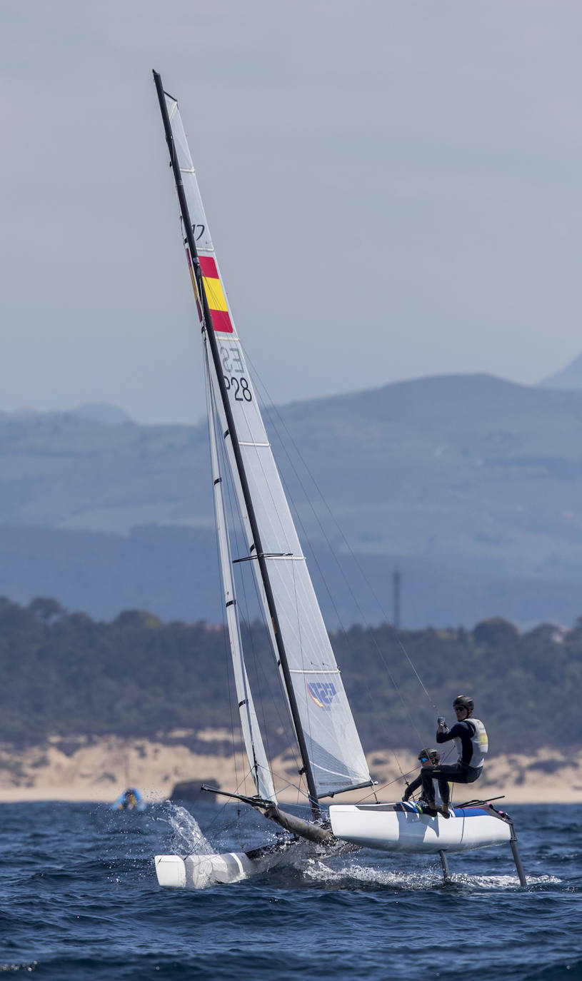 Primera jornada del test preolímpico de las clases 49er y Nacra 17 que se disputa en Santander.