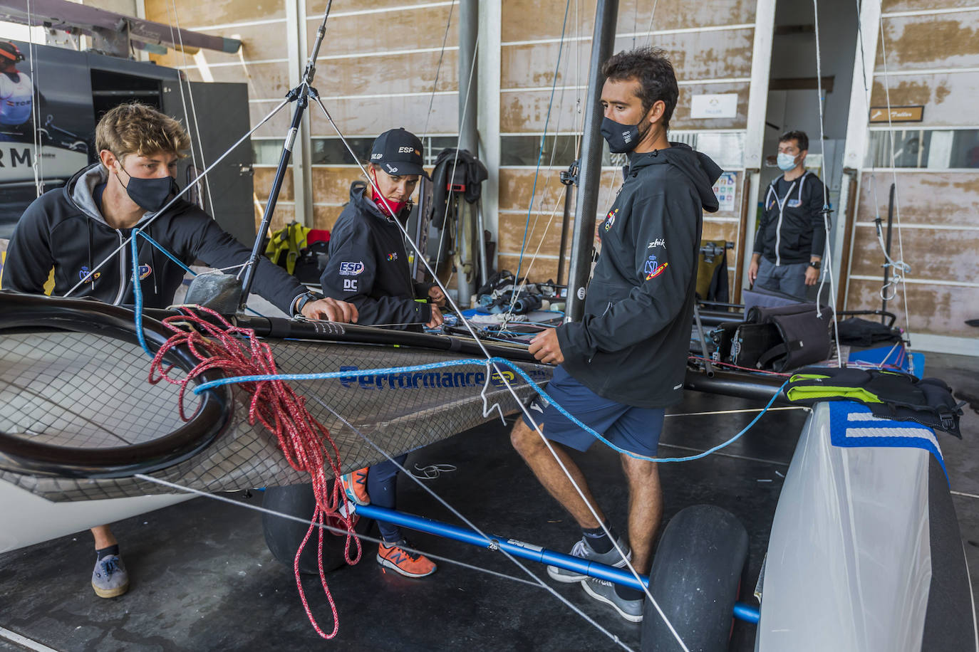 Los mejores regatistas del mundo de las clases 49er y Nacra 17 se miden en aguas de Santander antes de verse las caras en los Juegos de Tokio.