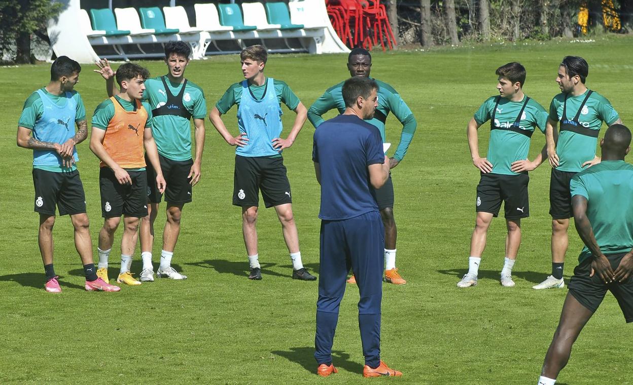 Solabarrieta se dirige a sus jugadores en un entrenamiento en La Albericia. 