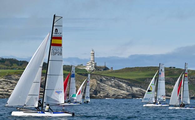 Los Nacra 17, durante su regata de este miércoles.