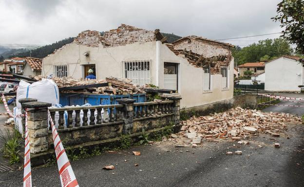 Imagen principal - Tres obreros se salvan de ser sepultados por el derrumbe de un tejado en Villabáñez