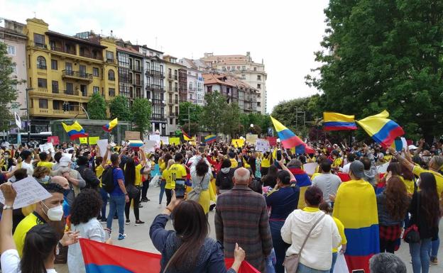 Imagen principal - Más de 300 personas se concentran en Santander contra la represión gubernamental en Colombia