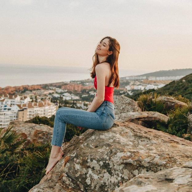 Una mujer conectada con la naturaleza.