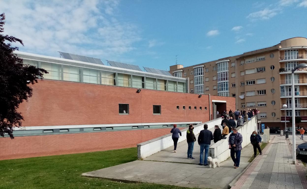 Los citados esperan la inyección durante una de las jornadas de vacunación masiva en el Pachi Torre.