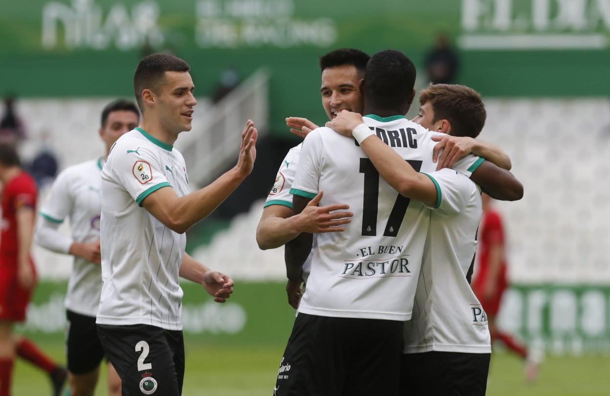 Mantilla, Isma López, Cedric, y Pablo Torre se funden en un abrazo tras la victoria ante Osasuna Promesas en los Campos de Sport. 