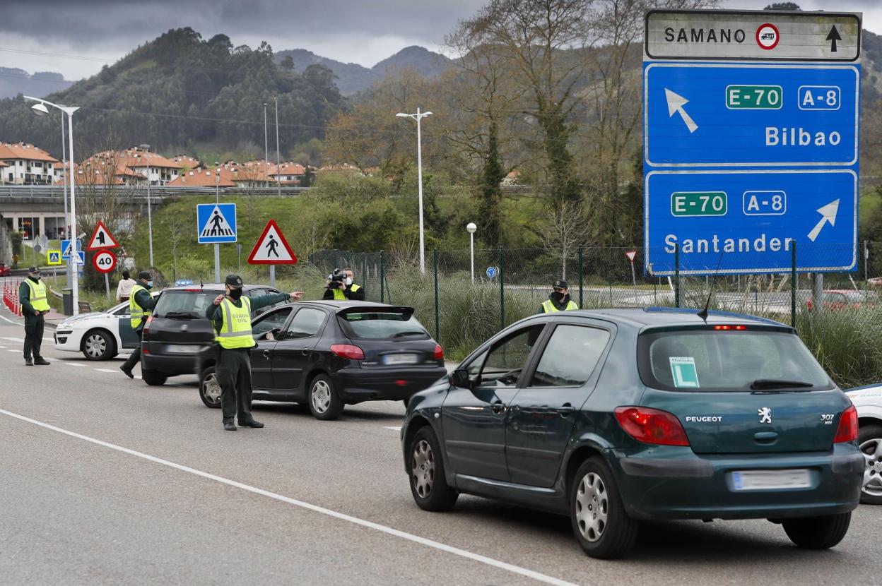 La Guardia Civil controla, el pasado mes de marzo, el cumplimiento del cierre perimetral de Cantabria en Castro Urdiales.