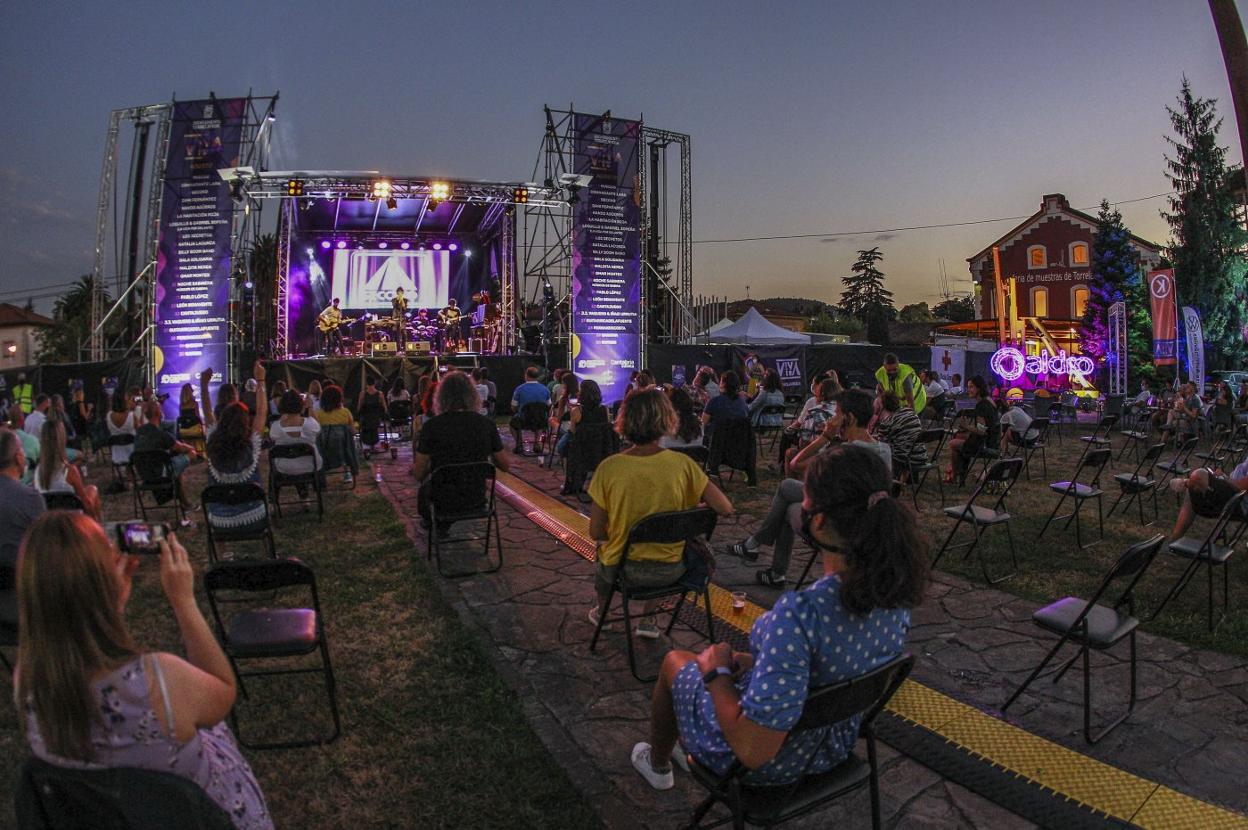 Asistentes al concierto de la banda Second celebrado el pasado verano en los jardines de La Lechera.