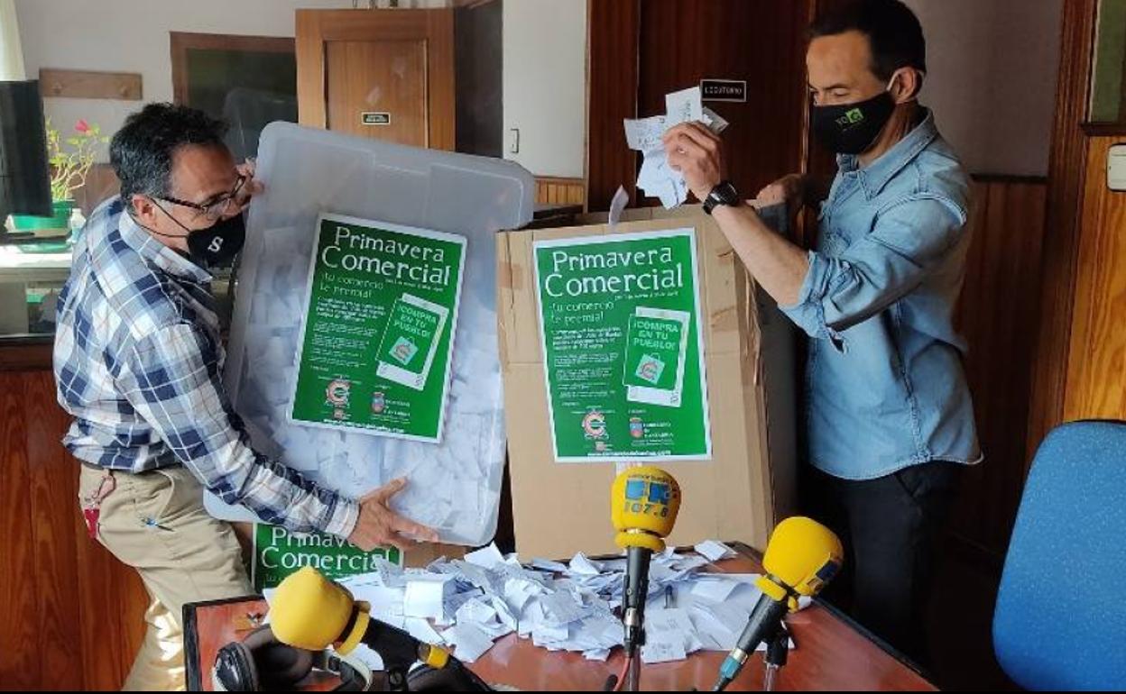 Salvador Victorino y Salvador Fernández, en el sorteo de premios.