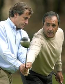 Imagen secundaria 2 - Arriba, cuatro aficionados recuerdan a Ballesteros en la Ryder Cup de 2014, en el campo escocés de Gleneagles. Abajo, Ballesteros, junto a Montgomerie en Saint Andrews; y el pedreñero dando indicaciones a Carlos Sainz.