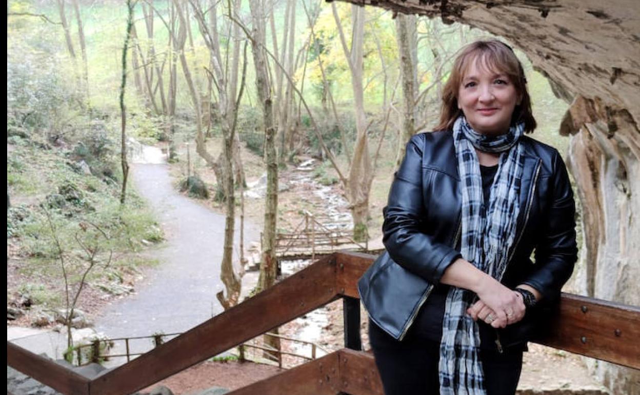 La autora, en las cuevas de Zugarramurdi, un escenario de la obra. 