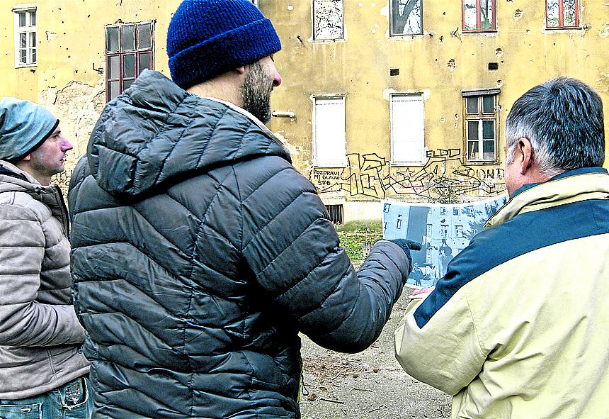 25 años después frente a la misma casa acribillada.