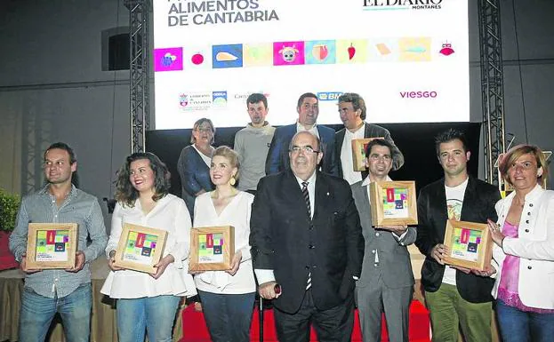 Año 2017. César Ruiz, María Jesús Fernández, Lucía Ortiz y Aarón Vallines, Amparo Salmón, David Martínez y Rubén Leivas y Carlos y Lucía Zamora.