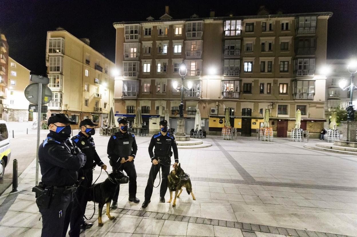 Un grupo de policías vigila en la plaza de Cañadío de Santander el cumplimiento de los horarios. 