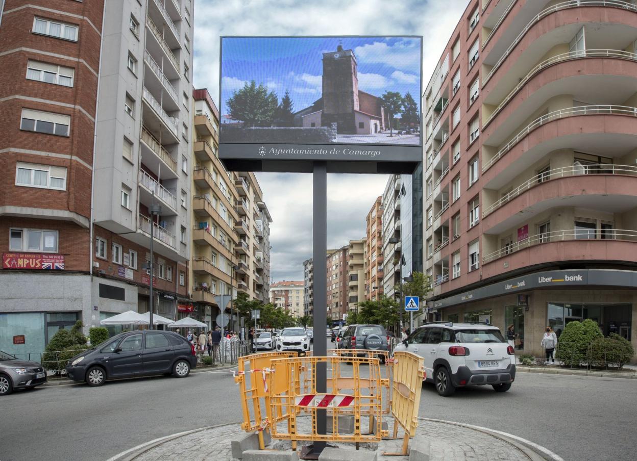 Los dos paneles instalados en la entrada al centro, ayer, en Camargo. dm