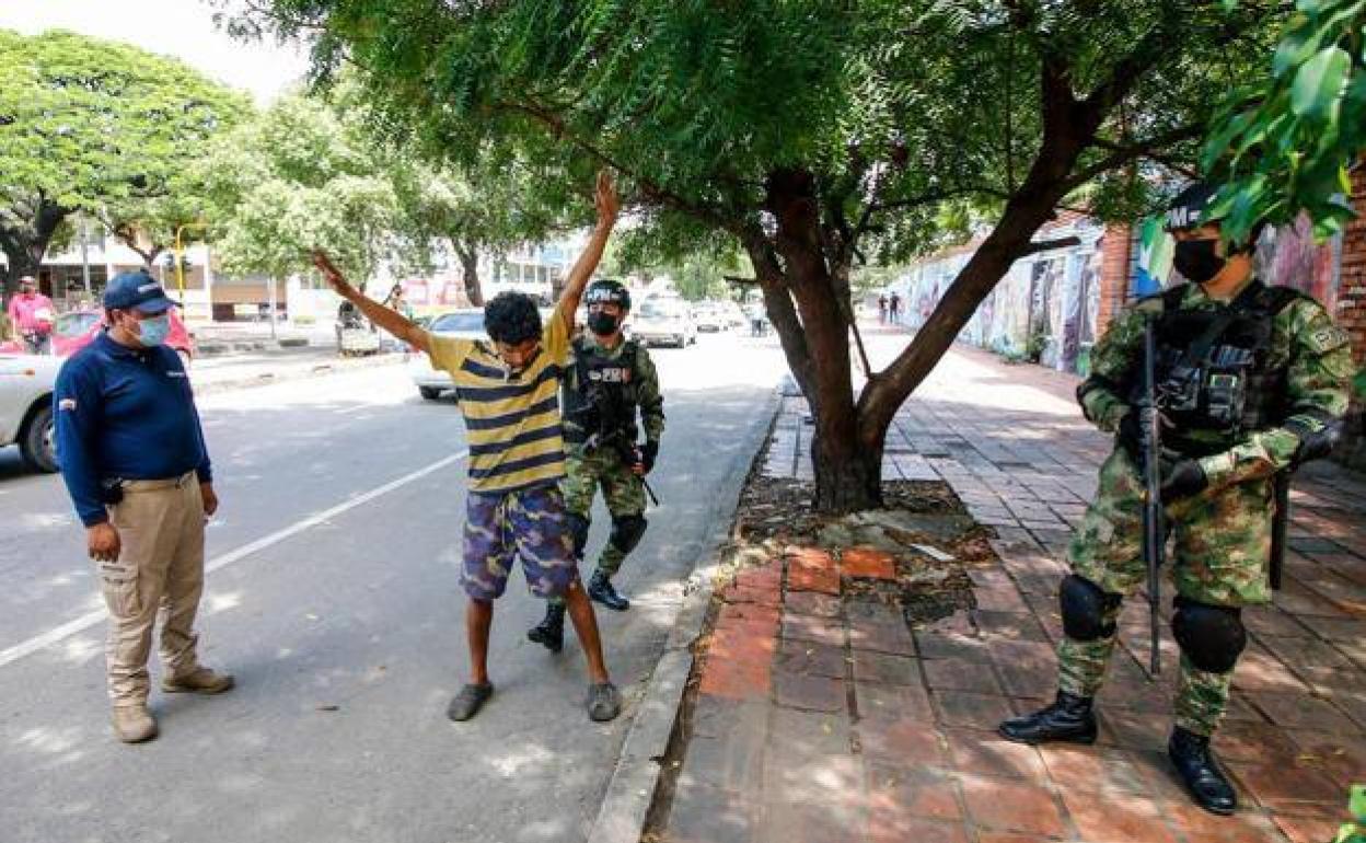 Un militar regustra a un joven en Bogotá