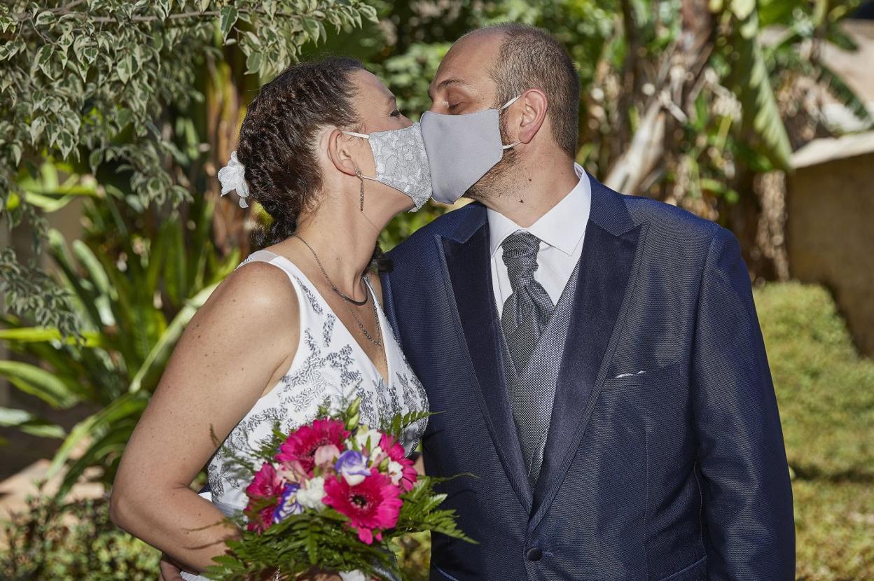 Imagen de una pareja durante su boda celebrada en junio del 2020.